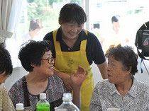 平田総合公園仮設住宅内のサポートセンターで開かれた住民同士の交流会＝岩手県釜石市平田で２０１１年８月２７日、池田撮影