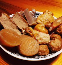 よく撮影や芸能人が食事に来られる魚松さん。一年中提供されてるおでんをテイクアウトしました。味しみしみでおーいしー！どの料理も丁寧に作られてます。オススメです✨定休日は日曜と祝日です。