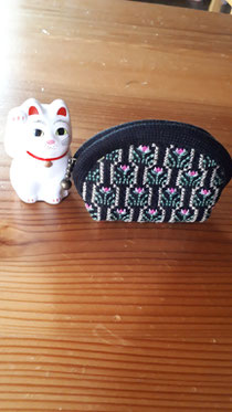 刺繍が趣味のお客様から、スタッフ3人分可愛い小銭入れをいただきました。一針一針丁寧に刺されたであろう…。大事にしよう。招き猫ちゃんは、地元の着物リサイクル店のむらさき堂様で、クジで当たりました！商売繁盛のご利益、いただきます😊