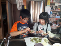 お客様にギョーザのあんをいただいたので、子供に包んでもらいました。ムスメ、TV見たくてよそ見笑  息子は初めて包みましたよ。美味しかった！