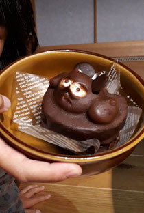 小学生の時、クリスマスの給食で出てきてたタヌキケーキ。全国でもあるのでしょうか？手作りで顔がなんとも言えないww　　お菓子のむなかた様のケーキです✨