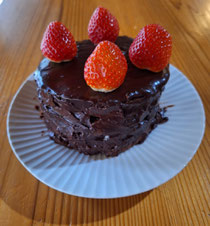初めてケーキ作りました。レシピには忠実でしたがナッペは道具もないしでこの出来です。やってみて良い勉強になりました🍓さて2月は毎週日曜日と5、19日が定休日です、よろしくお願いいたします。