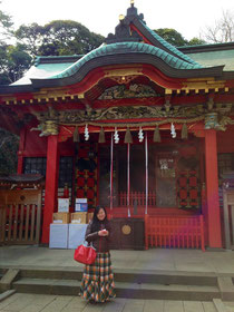 江島神社・中津宮の前でりえちゃんの記念撮影