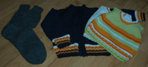 Socken und Pullover im Größenvergleich