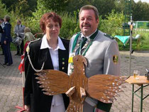 Peter hat's geschafft, er kann sich den großen Vogel umhängen.