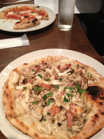 Stringsの美味しいPizzaです♪ 高田さんは「マルゲリータ」わたしは手前の「カプリチョーザ」をいただきました!