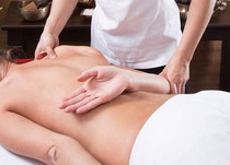 Das Bild zeigt, wie eine osteopahtische Behandlung aussehen könnte