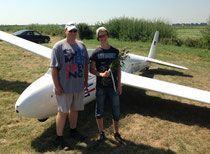 Christoph (rechts) mit Fluglehrer