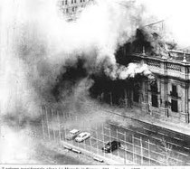 la Moneda in fiamme