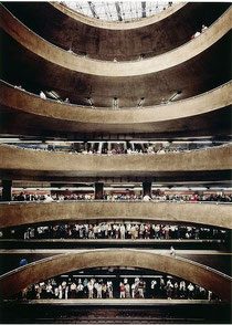 Andreas Gursky (*1955) Sáo Paulo Sé, 2002 C-Print, Plexiglas, 286 x 206 cm Dauerleihgabe der Stiftung für die Hamburger Kunstsammlungen © SHK/Hamburger Kunsthalle/bpk/ VG Bild-Kunst, 2012 Photo: Elke Walford