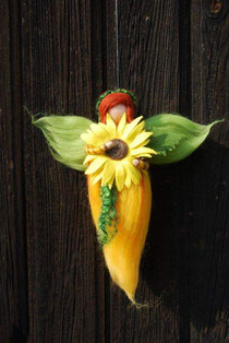 Blumenelfe nadelgefilzt mit der Wiesenfee