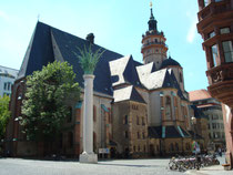 Leipzig Nikolaikirche mit Säule zur Friedlichen Revolution