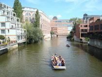 Leipzig Gruppe auf Boot auf Fluß mit Stadtansicht