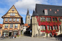 Quedlinburg, Markt mit Rathaus und Roland