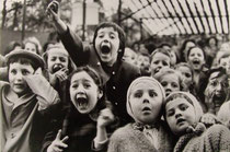 Alfred Eisenstadt : Enfants au théâtre de marionnettes