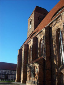 Ansicht der Backsteinkirche von Süden aus