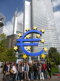 Die Schülergruppe vor der EZB in Frankfurt