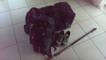 Reise Tasche, Rucksack, Stöcke, Schuhe.