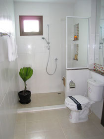 バンコクの新築住宅のbathroom シャワーとトイレ、洗面だけです