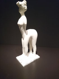 1875, which transformed its wearer into a four-legged centaur, die Frauen hätten also aussehen müssen wie ein vierbeiniger Zentauer