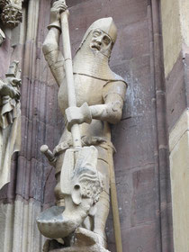 St. Georg, Thann, Elsaß um 1400. Die Figur zeigt die im Text erwähnten Rüstungsteile.