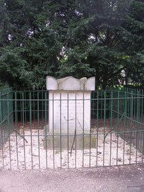 La tombe du poète Molé ru des Godets   MP 26 août 2008