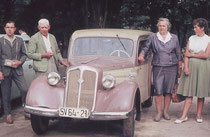 Walter, Karl, Ilse und Elisabeth (geb. Hörl) beim Ausflug im neuen Auto 1965 (von links)