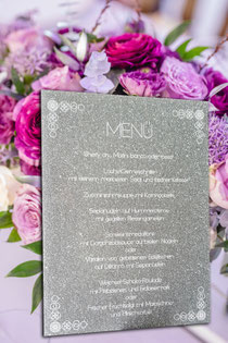 <img src=“Bilddatei.jpg“ alt=Menükarten für Hochzeit auf Acryl gelasert>