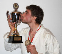 Mario Trachsel mit Pokal