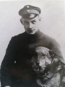 1918. Erich Maria Remarque in divisa, con il suo cane Wolf