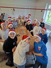 Weihnachtswichtel backen für den Verkauf auf dem Weihnachtsmarkt, danke lieber Förderverein für dein Engagement für unsere Schule