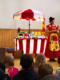 Das Nimmersattheater zu Besuch mit "Die Händlerin der Worte"