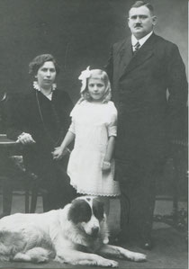 Johann Woge und Familie. Die Aufnahme mit Tochter Elsbeth entstand um 1915