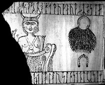 Replik der Runentafel vom Hohenstein. Interessant ist die Schlangensymbolik an der linken Seite der Personenabbildung