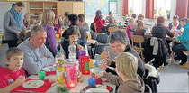 Gemeinsam Essen: Zum Abschluss des Kochprojekts an der Cornelia-Funke-Schule in Gemünden wurden Gäste eingeladen.