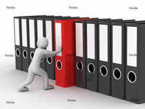 http://jp.fotolia.com/id/9718310 man and row of the folders on white background © Volodymyr Vasylkiv #9718310