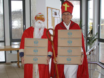 Nikolaus und Weihnachtsmann arbeiten bei der Aktion zusammen