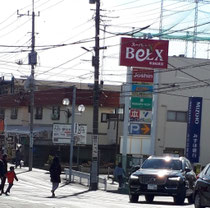 橋を渡るが、道は渡らないで直進