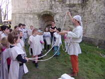 Animation médiévale des bâtisseurs, participation du public chateau d'Eaucourt sur Somme, Picardie