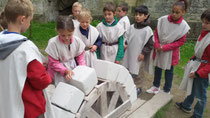 Animation médiévale des bâtisseurs, participation du public chateau d'Eaucourt sur Somme, Picardie