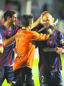 Los jugadores del Eibar felicitan a Jito al término del partido. Foto: Diario Vasco.