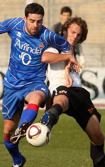 Alberdi y Beobide disputan el balón en un lance de la temporada pasada.