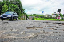 Das Kopfsteinpflaster kommt längst unter dem Asphalt zum Vorschein: Die Rhenaniastraße soll im kommenden Jahr neu ausgebaut werden; und das neue Parkhaus ein Jahr später folgen. Foto: J. Lange