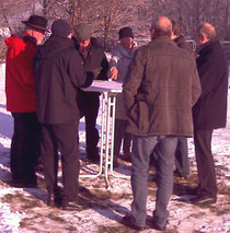 Paul M. Kirch im Gespräch mit Eltern und Anwohnern