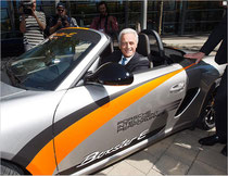 Dr. Ramsauer im Porsche Elektroauto Boxster e