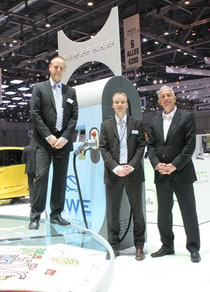 Dr. Stephan Hell und Volker Brink von der RWE Effizienz GmbH und der Gründer der Rinspeed AG, Frank M. Rinderknecht vor der Combi-Station von RWE auf dem gemeinsamen Messestand in Genf
