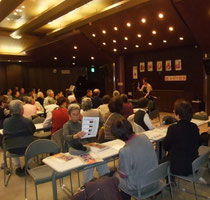 休憩時間前後に10分程、ギター、トーンチャイムなどの演奏を入れます。