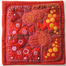 Mini Quilt in roten Farbtönen von Jutta Kohlbeck