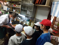 小学校の町探検。2番目に人気の魚はなんですかー？とか(笑)おつかれさまでした😊👋