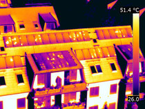 thermografisches Bild eines Wohnhauses mit einer Drohne und FLIR - Blitzeinschlag
